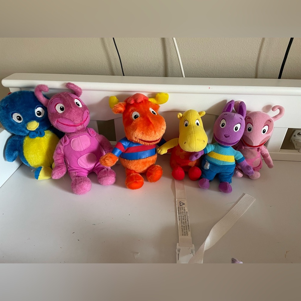 Set of backyardigans all of them plus one extra Uniqua